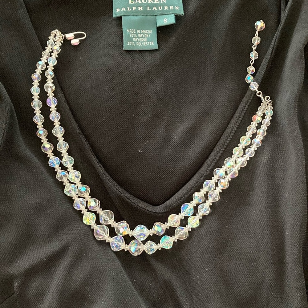 Stunning aurora borealis necklace. Pretty colors which change with the light.